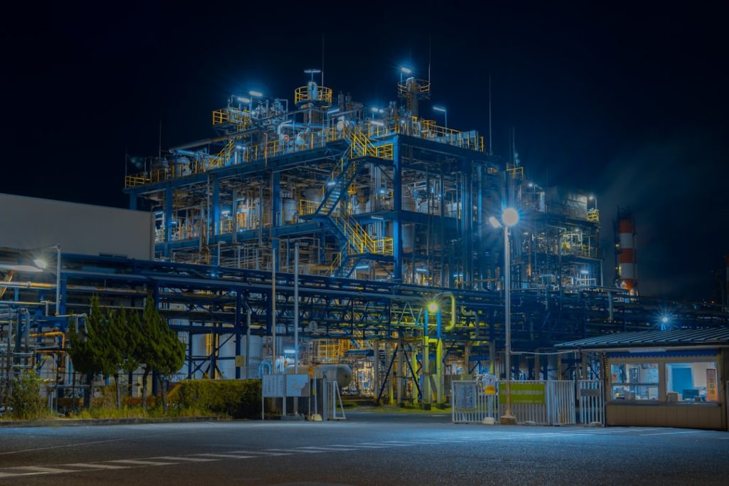 Installations industrielles éclairées illustrant un projet de production d’hydrogène bas-carbone