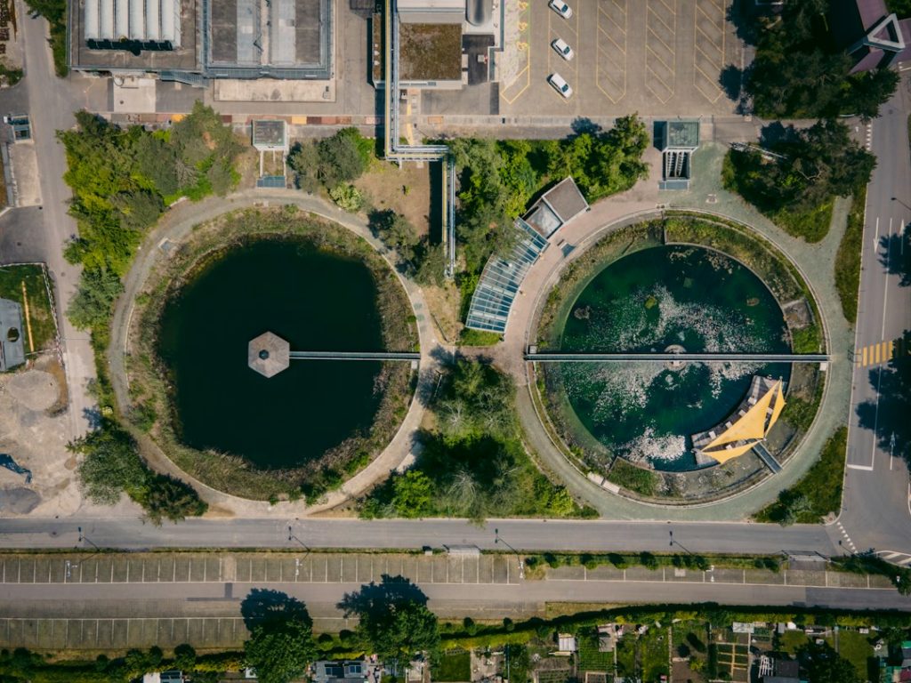 Vue aérienne d'une station d'épuration et de ses bassins de traitement des eaux usées